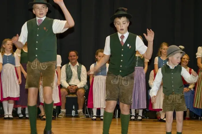 Für den musikalischen Auftakt sorgte Siegfried Grasshoff mit Harmonika-Klängen, ehe die Kindertanzgruppe mit dem „Spitzbuamplattler“ die Bühne betrat. 