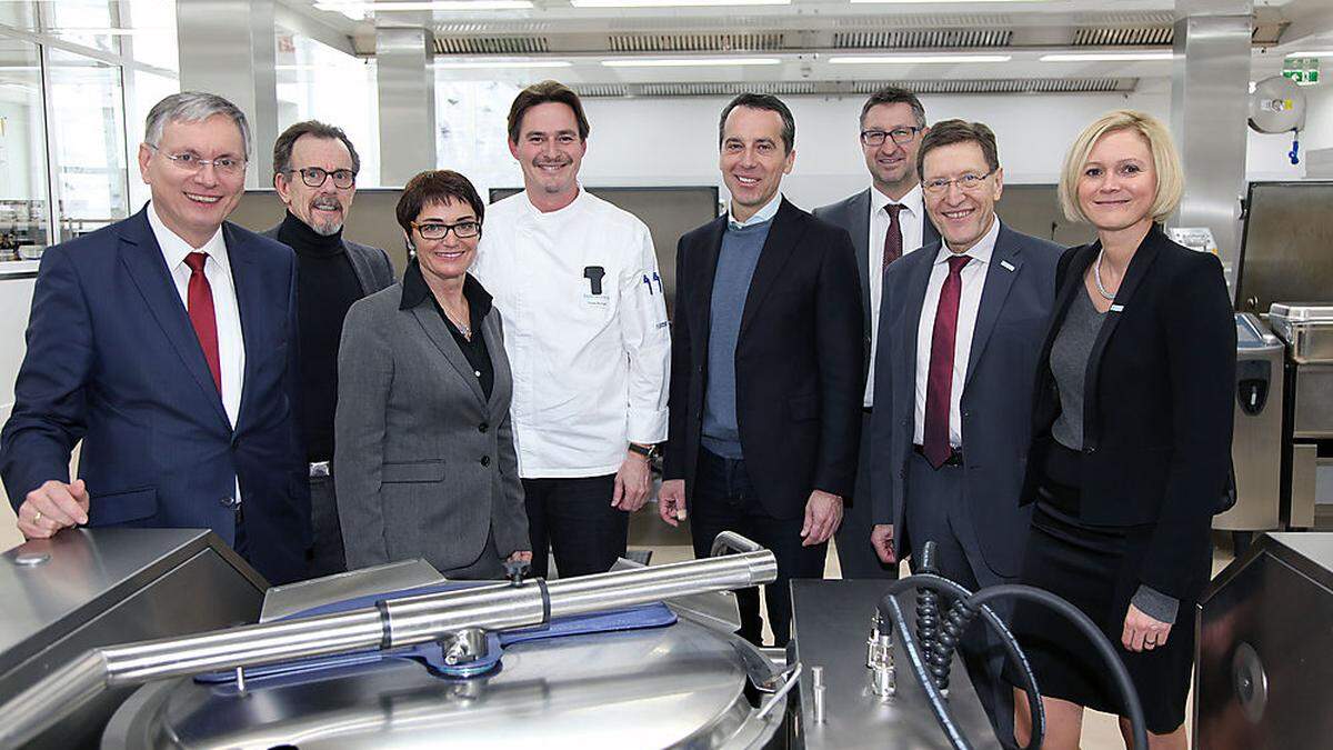 Besuch der Großküche: Stöger, Herwig Seiser, SPÖ-Chef Feldkirchen, Küchenleiter Michael Triebel, Kern, Wirtschaftsdirektor Pansi, Stotter, Personaldirektorin Prentner (v. li.)