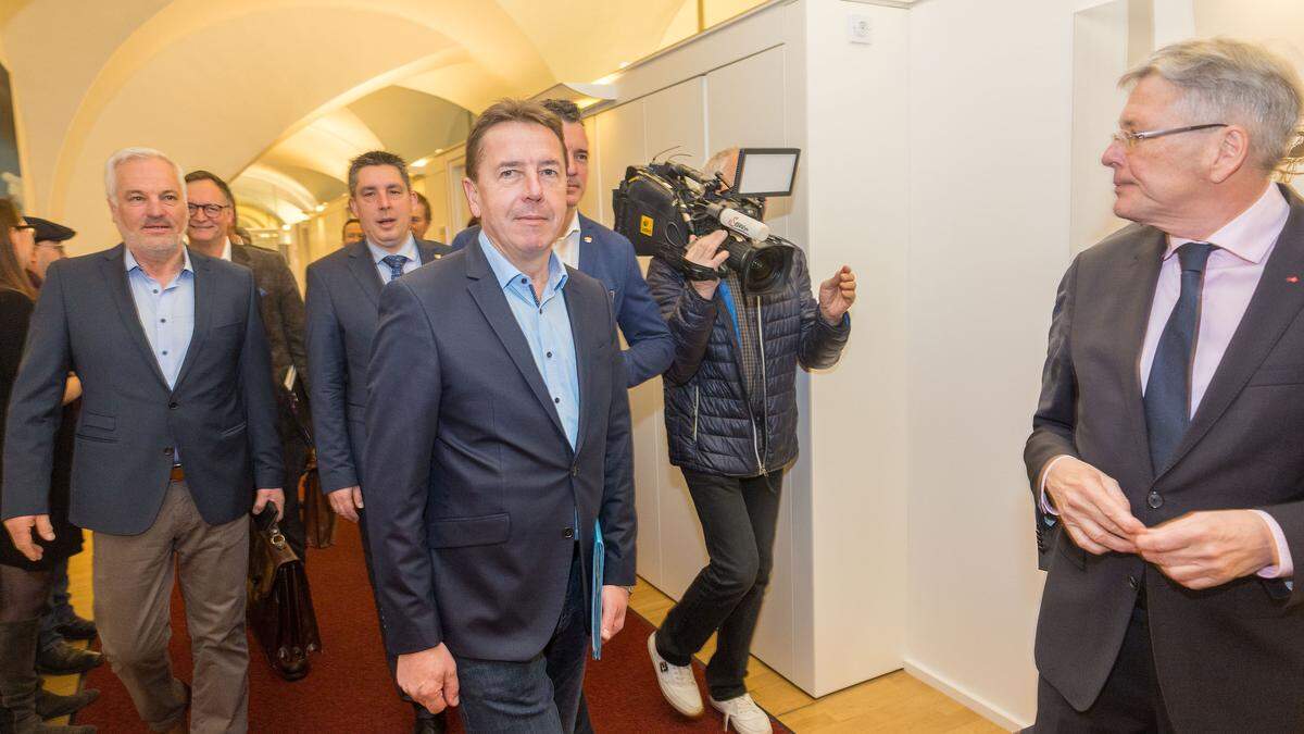 Als SPÖ-Chef begrüßte Peter Kaiser das FPÖ-Team mit Erwin Angerer im SPÖ-Landtagsklub zu den Sondierungsgesprächen