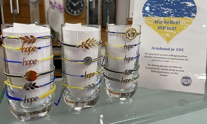 Gelb-blaue Armbänder mit Friedenssymbolen