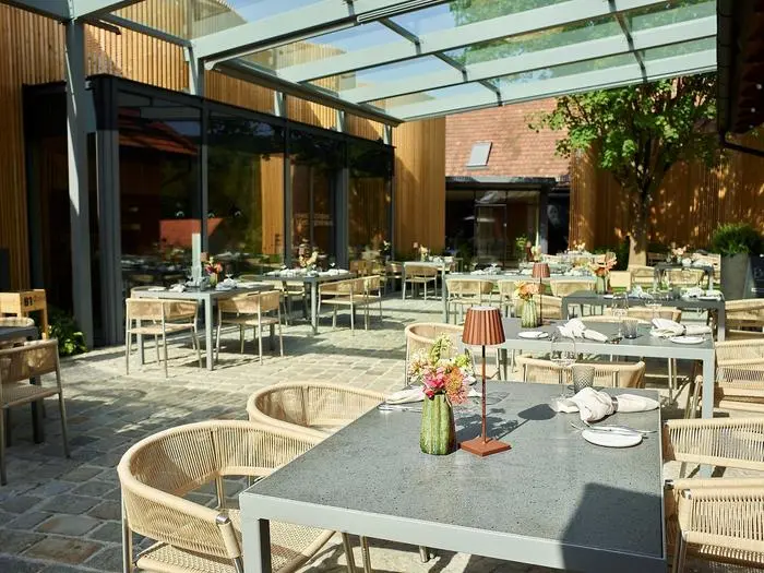 Vorhaben für wärmere Tage: im überdachten Innenhof des Genusstheaters Platz nehmen