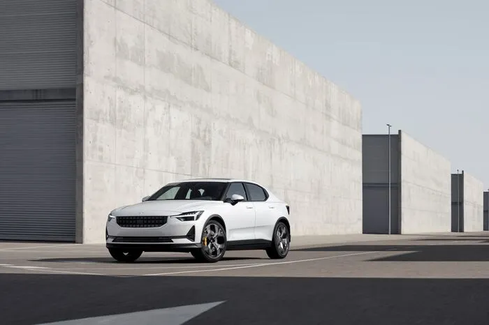 Der elektrische Allradantrieb des Polestar 2 produziert eine maximale Leistung von 300 kW (408 PS) und ein maximales Drehmoment von 660 Newtonmetern. Das macht einen Standardsprint von 0 auf 100 km/h in weniger als 5 Sekunden.