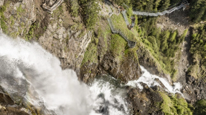 Meditativ. Vom ruhigen Habicher See zum tosenden Stuibenfall, dem höchsten Wasserfall Tirols: Über schwindelerregende Stufen kann man dem Wasser beim Fallen zusehen.