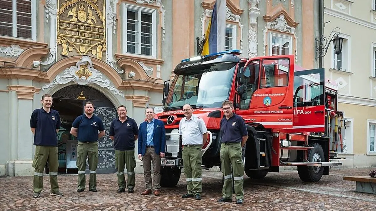 Die FF Hörzendorf-Projern freut sich mit dem St. Veiter Bürgermeister Martin Kulmer über das neue Fahrzeug