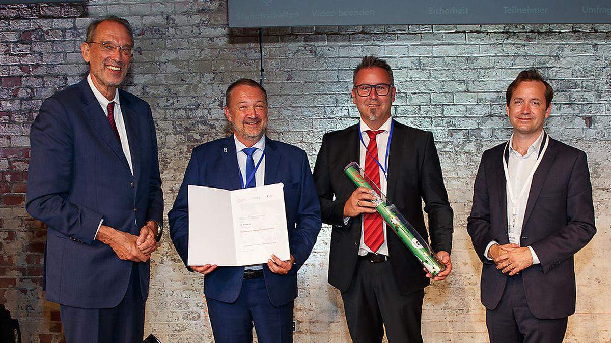 HTL Wolfsberg erlangte zweiten Platz beim Staatspreis innovative Schule 2020/21. Von links: Faßmann, Jantschgi mit einem Vertreter der Lehrer, Calice