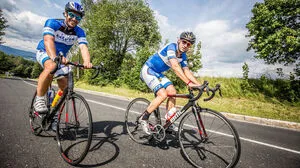 Abenteuerliche 90 Kilometer oder eine Ironman-Runde bewältigten Ex-Radprofi Paco Wrolich und „Kleine“-Redakteur Martin Quendler