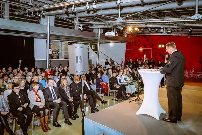 Die Idee dieses Thema im Rahmen einer Sonderausstellung anlässlich „60 Jahre Schließung Bergbau Seegraben“ aufzugreifen, stellte insofern eine Herausforderung dar, als es galt, die fixe Ausstellung im Kulturquartier um bisher nicht dargestellte Erzählungen und Inhalte zu ergänzen. Aus diesem Grund wurde der Fokus auf den sozialen Aspekt des Bergbaus gelegt.