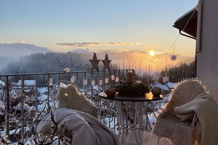 Heute lebt sie mit ihrem Mann Fritz, den beiden Kindern Lilia und Jannis und Hund Forrest am Stadtrand von Klagenfurt in einer 130 Quadratmeter großen Doppelhaushälfte mit Garten.