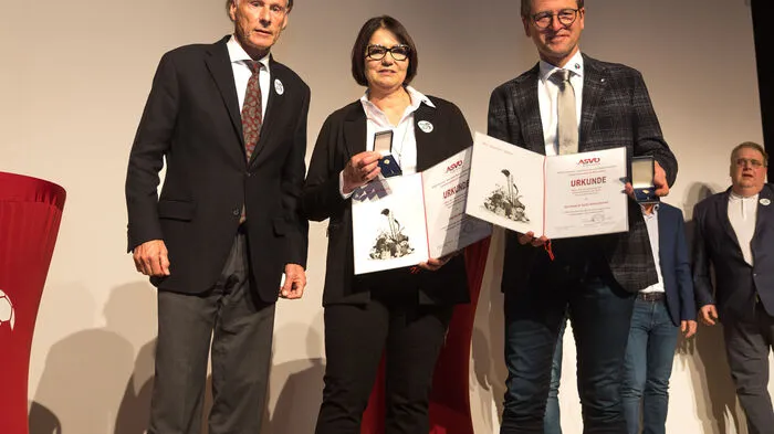 Viele Gäste feierten mit dem Sportverein Feldkirchen das 75-Jahr-Jubiläum im Stadtsaal in Feldkirchen. Obfrau Ingrid Maier (Mitte) und Vorstand Gerhard Schreilechner (rechts) luden zur Feier.