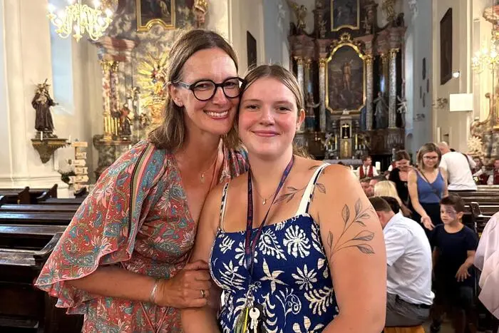 „Wenn uns Petrus schon einen Strich durch die Rechnung macht, dann muss sein irdischer Vertreter erfinderisch werden“, lacht Stadtpfarrer Alois Schlemmer. Denn just nach dem Ende des Festgottesdienstes zogen schwarze Wolken über Fürstenfeld auf und gleich darauf schüttete es wie aus Fässern. 