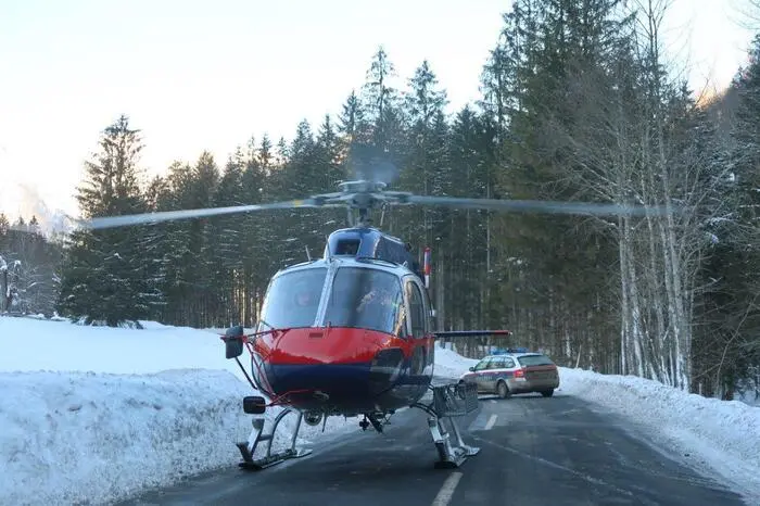 Der Polizeihubschrauber Libelle führte nach dem Lawinenabgang Erkundungsflüge durch.