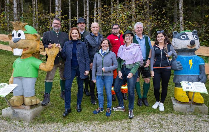 Öblarns Bürgermeister Franz Zach, Landesrätin Simone Schmiedtbauer, Vizebgm. Klaus Bliem, Anton Hausleitner (Leader-Vorstand), Leader-Geschäftsführerin Barbara Schiefer, HBI Dietmar Wundersamer (FF Aigen), Projektleiterin und Leader-Vorstand Natalie Prüggler (Moosmoar Energies), Markus Mayerl (Leiter WLV Steiermark Nord) und Nadine Schrempf (TVB Schladming-Dachstein)