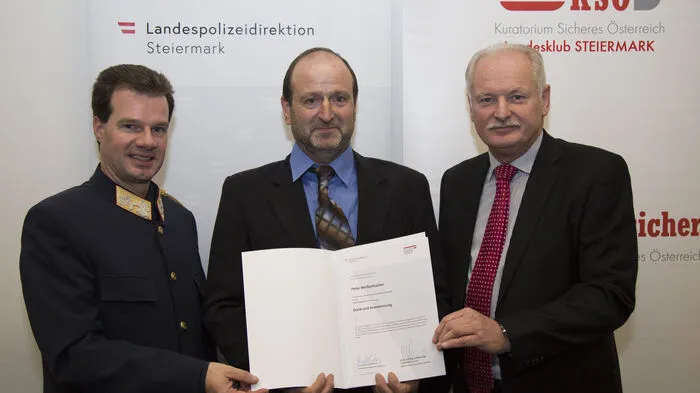 Landespolizeidirektor Gerald Ortner (links) und sein Vorgänger, KSÖ-Präsident Josef Klamminger (rechts) mit Peter Weißenbacher: Er hat am 6. September in Rosental an der Kainach einen Straftäter an einer weiteren Tatausführung gehindert und sich dadurch selbst in Gefahr gebracht. Der Mann hatte zuvor eine Frau durch Schläge und Messerstiche sowie durch Bisse seines Kampfhundes schwer verletzt.