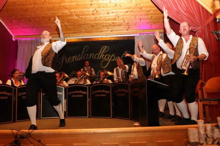 "Ole" Stimmung bei "El Picadore" von "De Grenslandkapel“ unter Leitung von Anton Nijen Es (am Foto Links)..