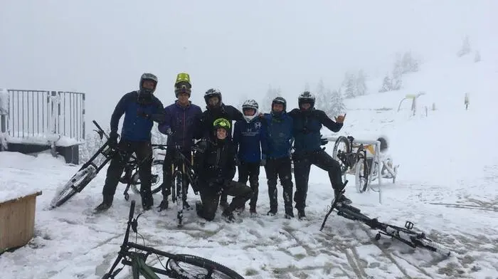 Auch Schnee hält die Sportler nicht davon ab, den Planai Bikepark zu bezwingen