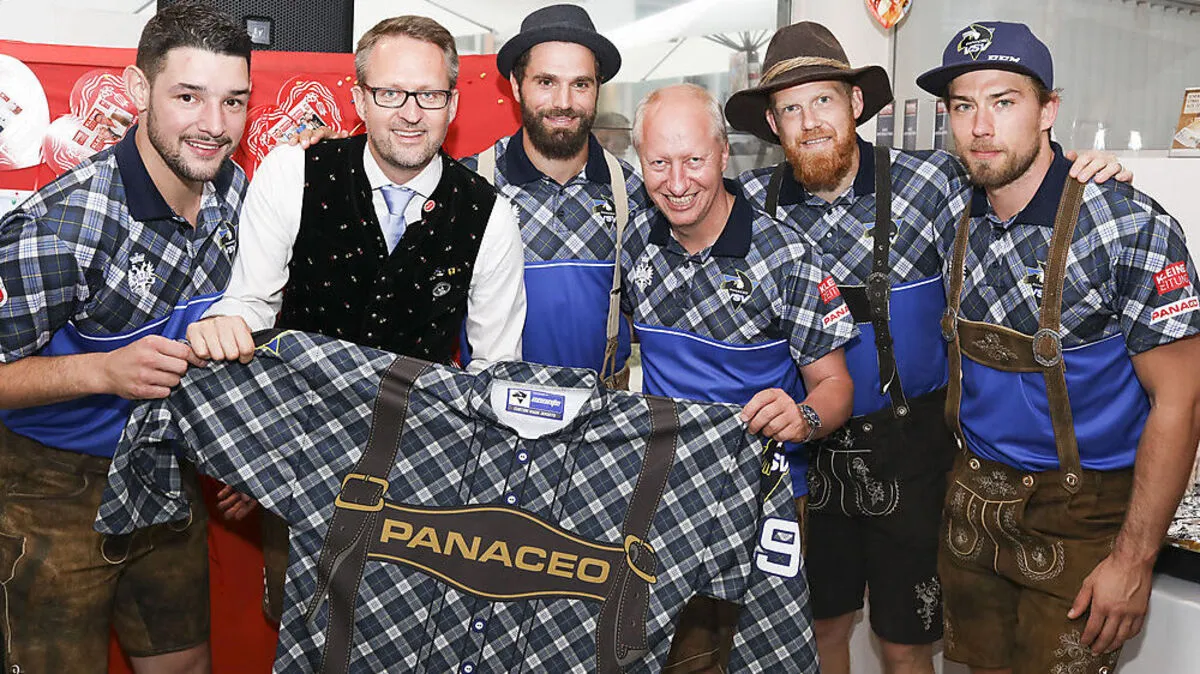 Peter Peschel und Ulf Wallisch mit den VSV-Spielern am Kirchtag