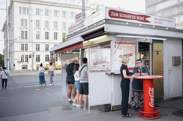 Petrovic beim „Wurst-losen“ Gespräch beim „Scharfen René“ am Wiener Schwarzenbergplatz