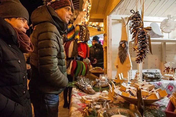 Jeden Abend öffnet sich irgendwo in Plangeross ein neues Türchen – einmal in einem kleinen Stadl zwischen Heu und den besinnlichen Weihnachtsmelodien der Harfe und des Hackbretts, ein anderes Mal bei einem schaurigen Krampus-Versteckspiel vor der Dorfkirche.