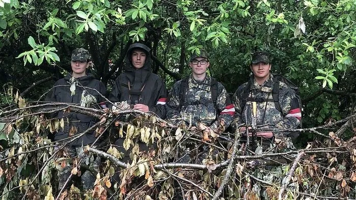 Zwischen Bäumen und Gebüsch haben sie die Soldaten ihren Beochachtungsposten in der Nähe von Radkersburg gebaut