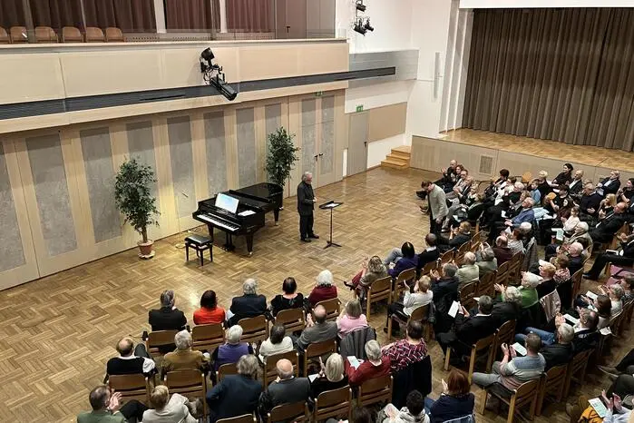 Weiters auf dem Programm standen drei Lieder aus der Feder von Peter Vorraber, die auf Gedichten seines Freundes Wilhelm Kollmann basieren und von Kargl und Moston zur Uraufführung gebracht wurden.