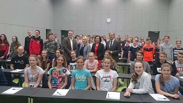 Lars Kamolz, Elisabeth Meixner und Hellmut Samonigg hießen die Schüler auf dem neuen Campus willkommen.
