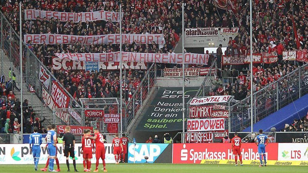Der Antoß des Eklats: Die Bayern-Fans beleidigten Hopp
