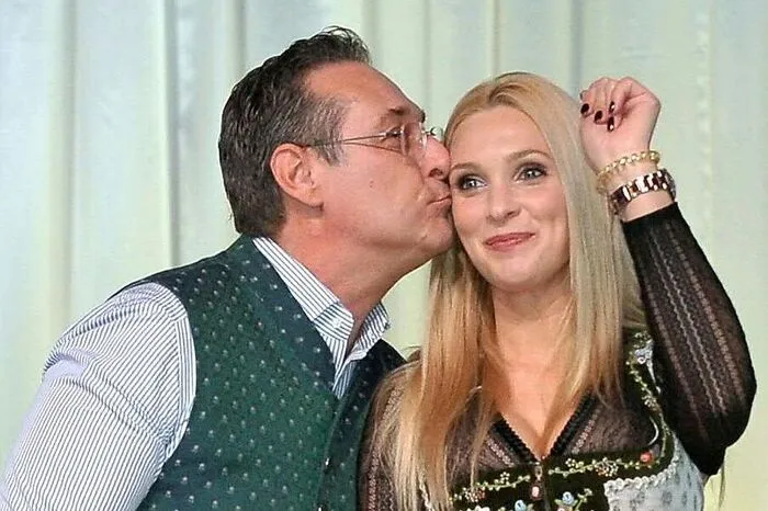 "Mein Mann ist erwachsen und entscheidet selbst, was er mit seinem EU-Mandat macht." ... oder doch Rüde? Philippa Strache wirkt kurz darauf wieder unentschieden.