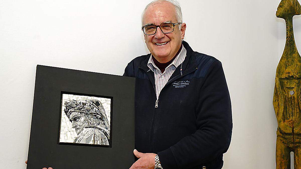 Gert Thalhammer mit einem Mosaik, das Dante Alighieri darstellt