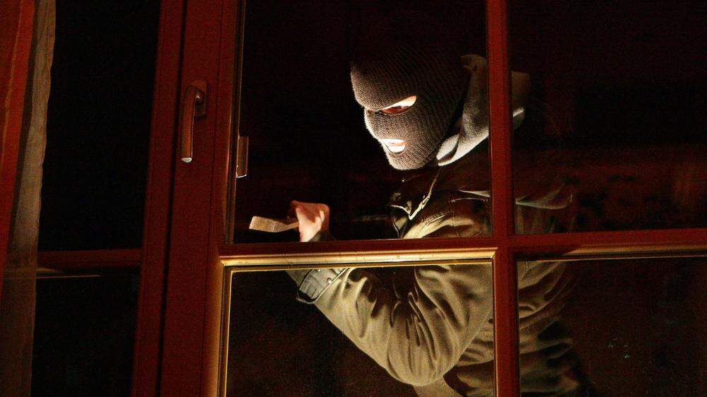 Der Einbrecher (Symbolbild) ist laut Polizei durch Aufbrechen eines Kellerfensters in das Innere des Gebäudes gelangt