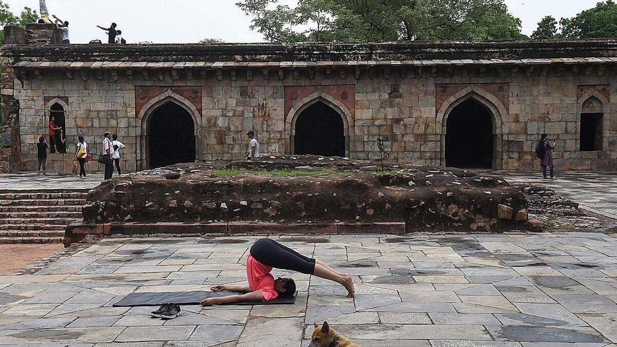 Yoga in den Lodi-Gärten in Delhi