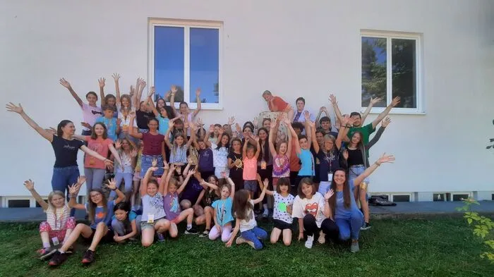 Gruppenfoto des KISI Teams mit allen Kindern und Jugendlichen