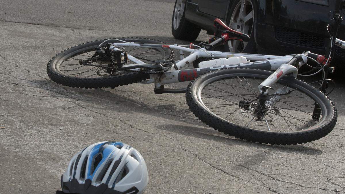 Der Radfahrer wurde bei dem Sturz verletzt