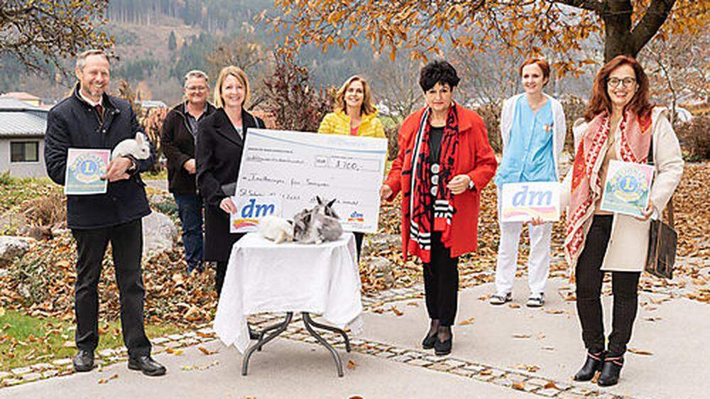Der Lions Club Althofen Hemmaland und die Drogeriefachmarktkette &quot;dm&quot; ermöglichen das Projekt &quot;Tiertherapie für Senioren&quot;