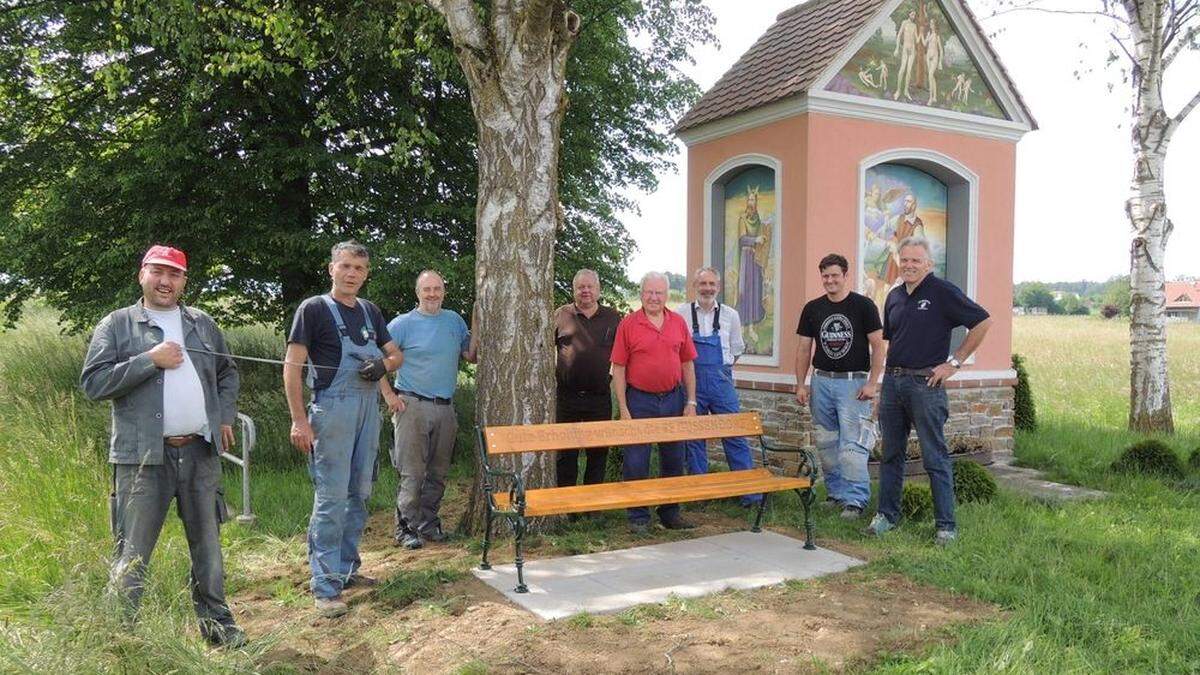 Die spendablen Kameraden der FF Gussendorf mit einer der insgesamt fünf Bänke