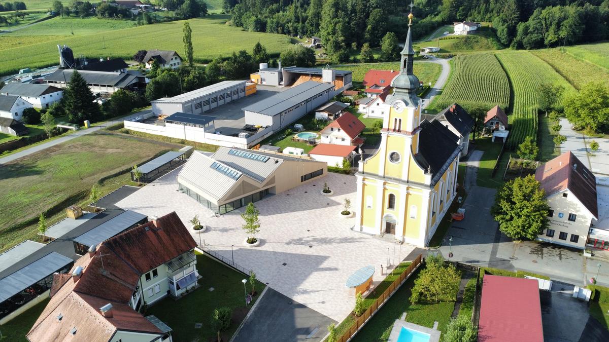 Das Gemeindeamt befindet sich nun links neben der Kirche am neu gestalteten Platz