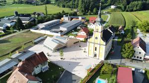 Das Gemeindeamt befindet sich nun links neben der Kirche am neu gestalteten Platz