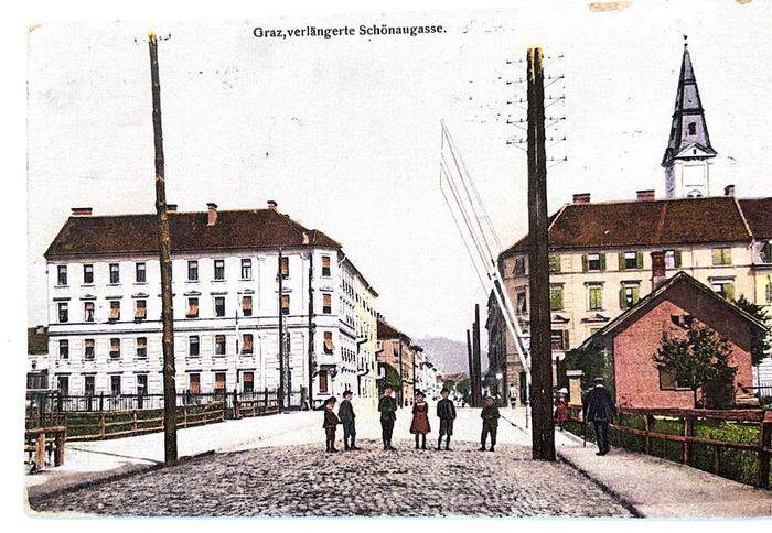 Die untere Schönaugasse mit Bahnübergang damals - im Hintergrund die Josefskirche