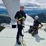 Trofaiachs Bürgermeister Mario Abl inspiziert ein Windrad im Windpark Silbersberg