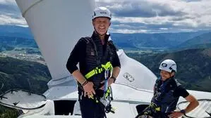 Trofaiachs Bürgermeister Mario Abl inspiziert ein Windrad im Windpark Silbersberg