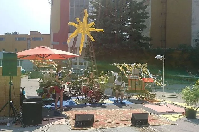 Als erste spielte die Band "Bob".