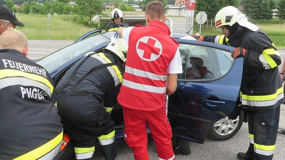 Rotkreuz-Sanitäter und  Feuerwehrsanitäter bargen die verletzte Lenkerin