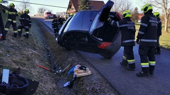 Die Feuerwehr Seggauberg konnte das Wrack mittels Seilwinde bergen