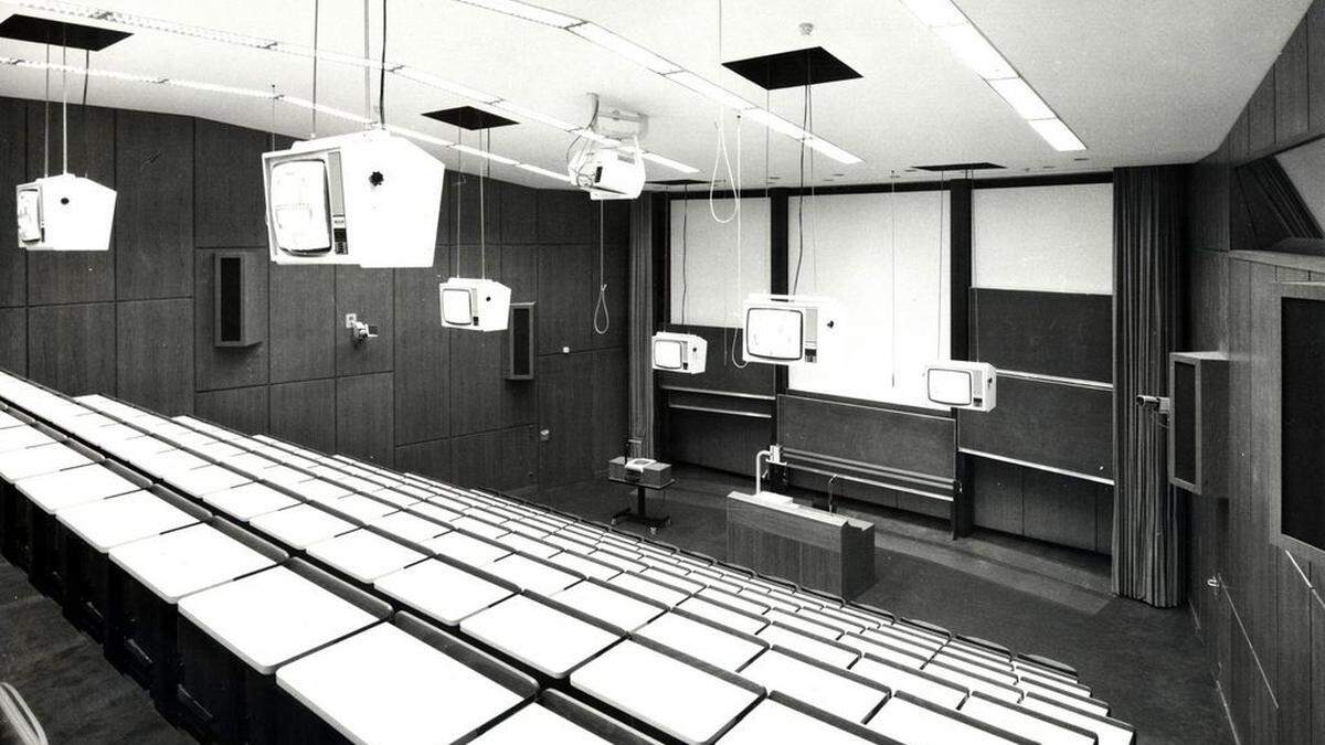 Hörsaal 1, eingerichtet im Jahr 1976, Aufnahme aus dem Jahr 1980