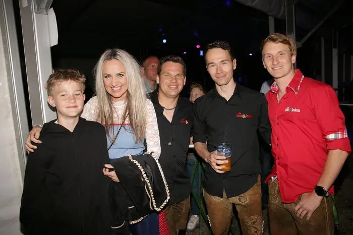 Danach sorgten die Nochrucka, die Krochledern, Florian Anders und die Edlseer bis in die frühen Morgenstunden für beste Stimmung im Zelt. 