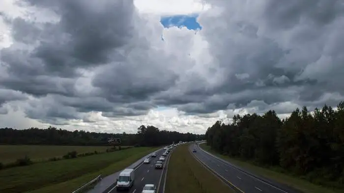 Angesichts des herannahenden Monstersturms "Florence" haben zahlreiche Menschen in den US-Staaten North und South Carolina die Flucht ergriffen.