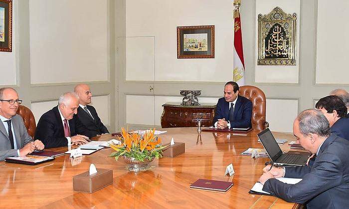 Die Eni-Chefriege beim Gespräch mit Ägyptens Präsident Abdel-Fattah el-Sissi