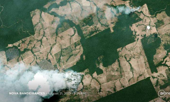 Das Sattellitenbild vom August 2019 zeigt brennende und gerodete Regenwaldflächen in Nova Bandeirantes im Brasilianischen Bundesstaat Mato Grosso 