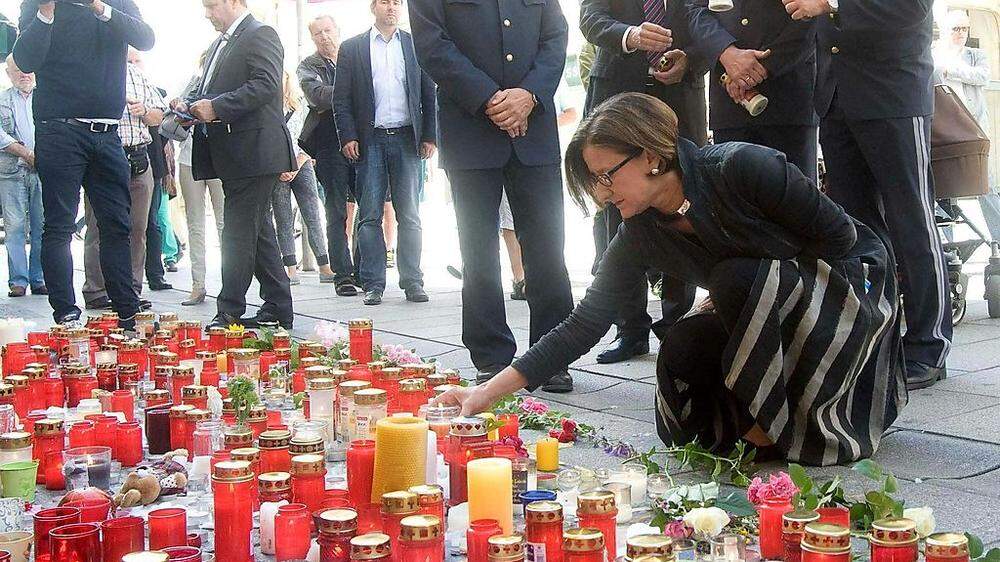 Kerzen für die Opfer: Innenministerin Johanna Mikl-Leitner in Begleitung der steirischen Polizeispitze 