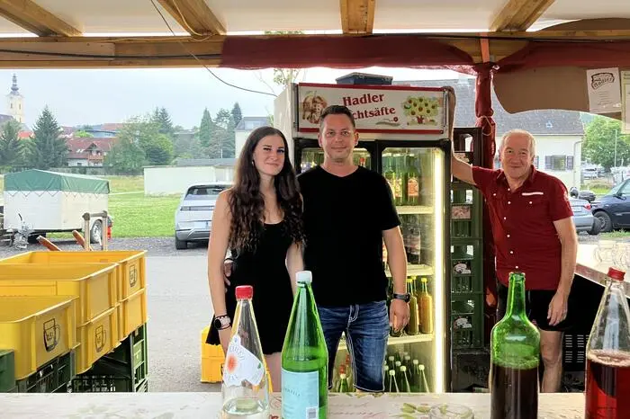 Familie Hadler wiederum versorgt die Besucherinnen und Besucher schon seit einigen Jahren mit eigenen Fruchtsäften