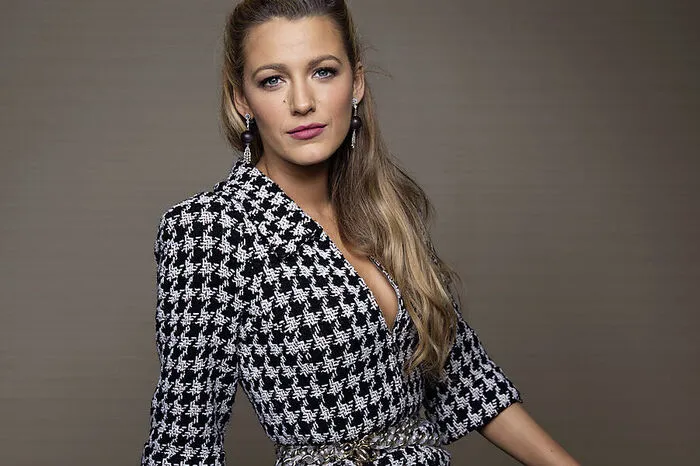 Blake Lively. 2018 machte die Schauspielerin optisch in erster Linie damit auf sich aufmerksam, dass sie auf Roten Teppichen fast ausschließlich Hosenanzüge trug. Alleine ein nudefarbenes Ensemble von Ralph Lauren wurde Tausende Male beib Suchmaschinen eingegeben. 